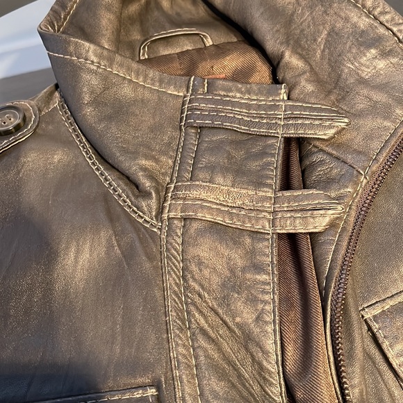 It is a army green DANIER 3XS leather jacket - Picture 4 of 8